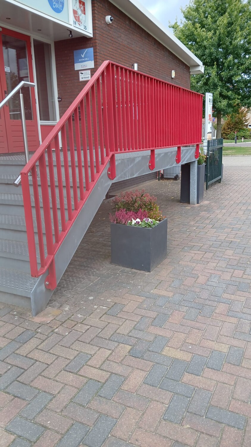 Borghuis verzorgt aankleding met nieuwe plantenbakken